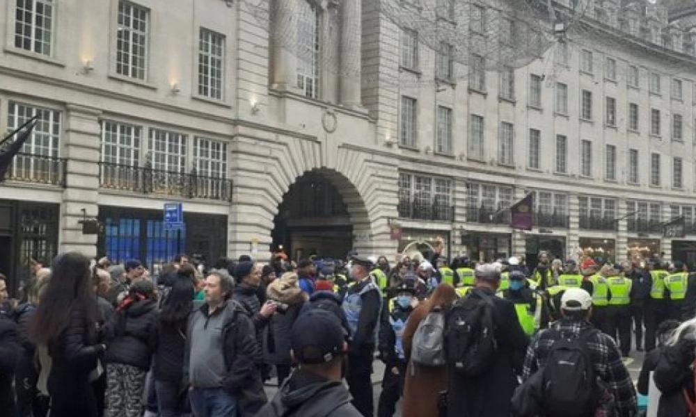 Λονδίνο: Πολίτες στους δρόμους κατά των μέτρων για τον κορονοϊό (βίντεο)